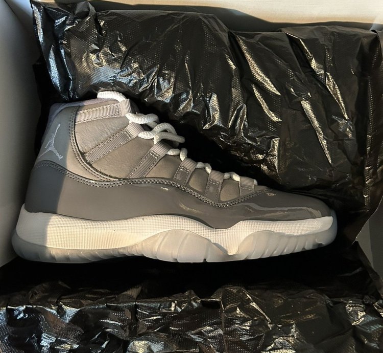 Air Jordan 11 retro 2021 size 7 cool grey