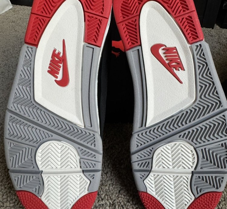 Air Jordan 4 Retro - Bred 2019 Size 9