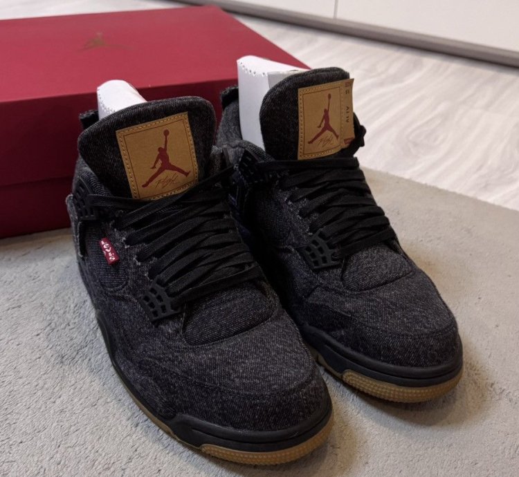 Air Jordan 4 Retro Levi NRG Black