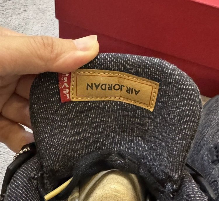 Air Jordan 4 Retro Levi NRG Black