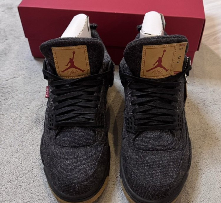 Air Jordan 4 Retro Levi NRG Black
