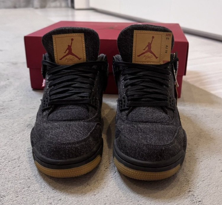 Air Jordan 4 Retro Levi NRG Black