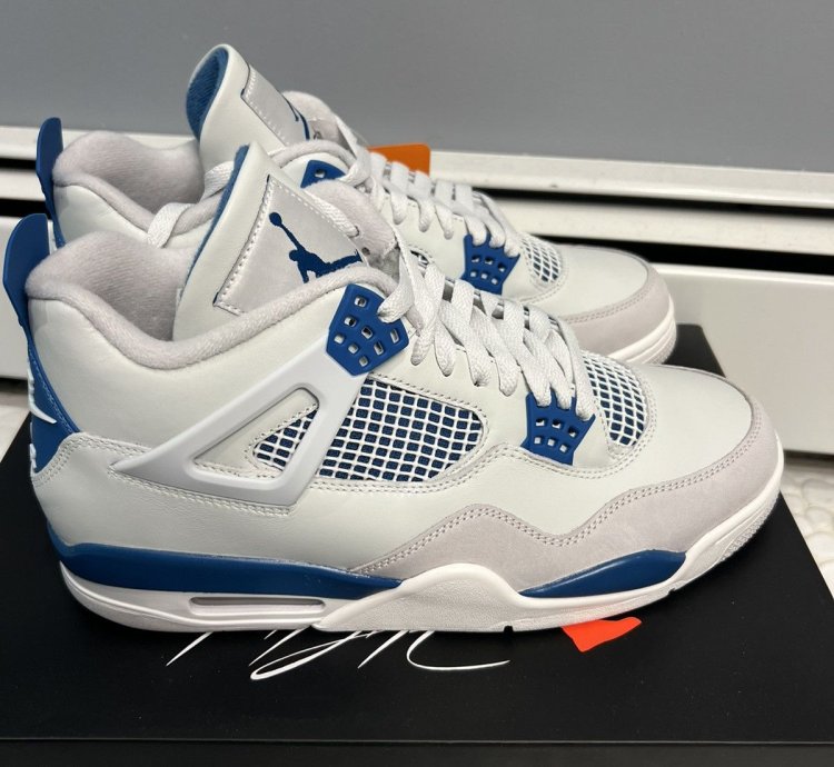 Air Jordan 4 Retro Military Blue size 10 5