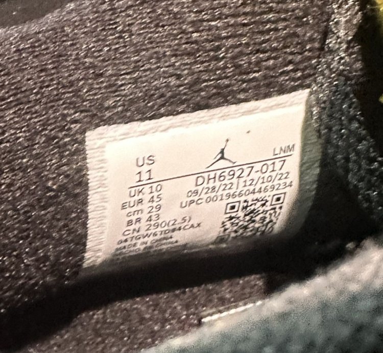 Air Jordan 4 Retro Thunder 2023