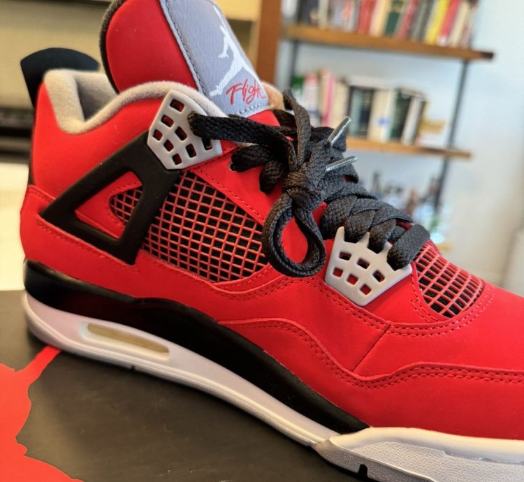 Air Jordan 4 Retro Toro Bravo Size 9 men