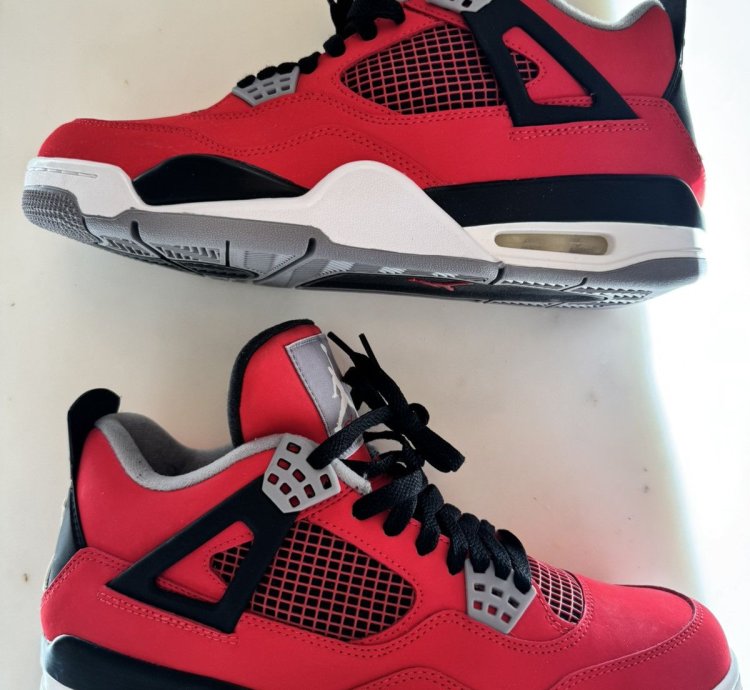 Air Jordan 4 Retro Toro Bravo Size 9 men