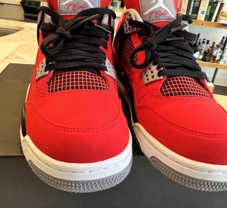 Air Jordan 4 Retro Toro Bravo Size 9 men
