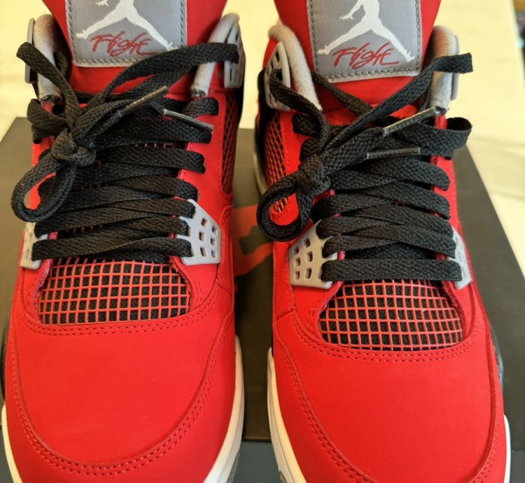 Air Jordan 4 Retro Toro Bravo Size 9 men