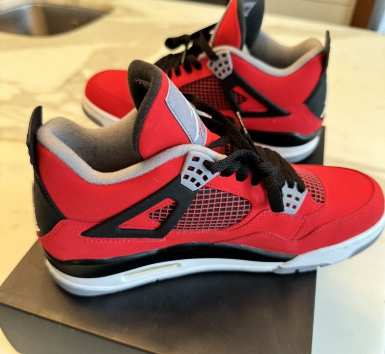 Air Jordan 4 Retro Toro Bravo Size 9 men