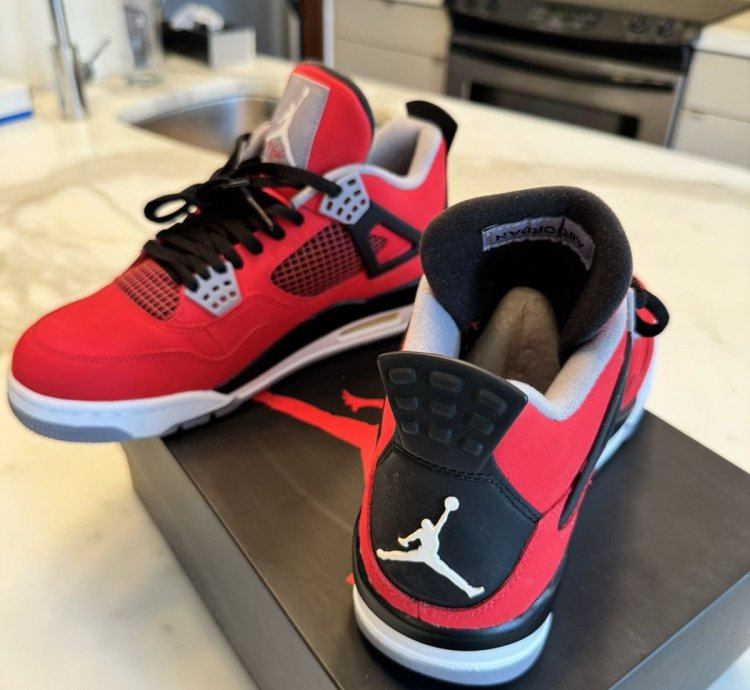 Air Jordan 4 Retro Toro Bravo Size 9 men