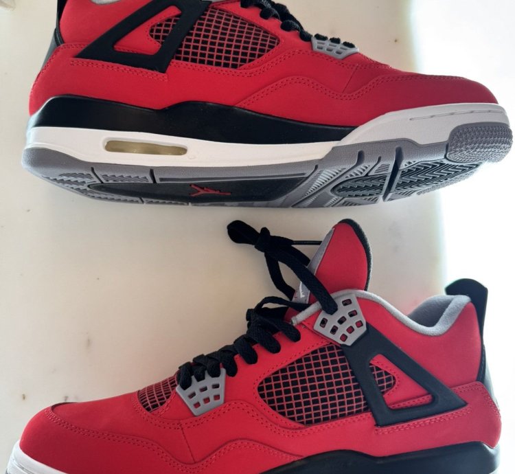 Air Jordan 4 Retro Toro Bravo Size 9 men