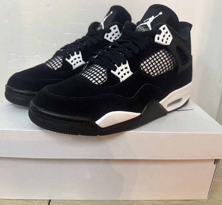 Air Jordan 4 Retro White Thunder