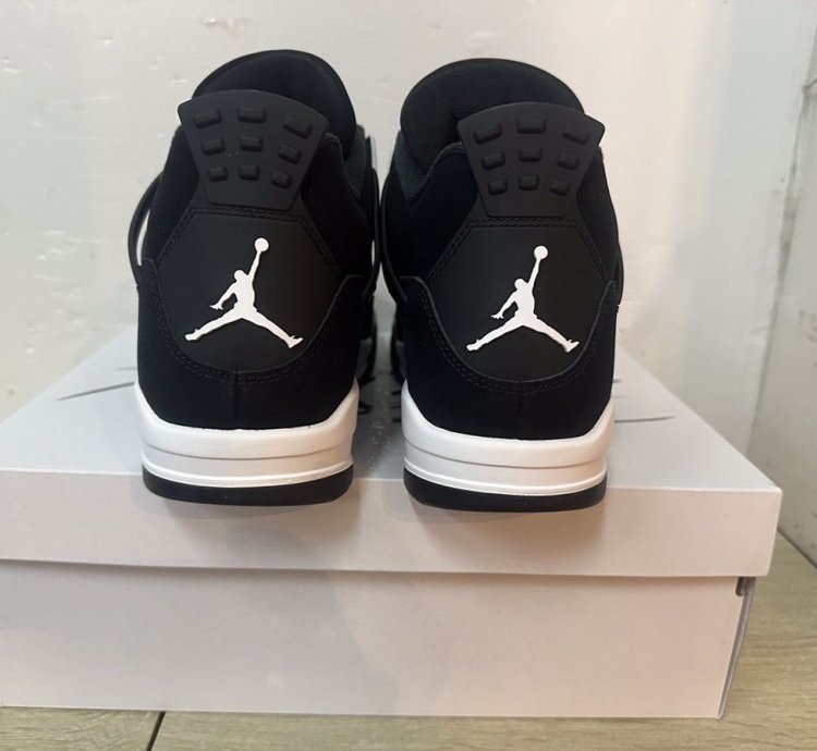 Air Jordan 4 Retro White Thunder
