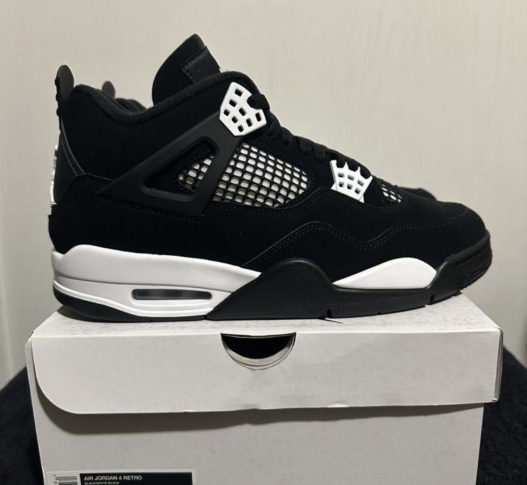 Air Jordan 4 White Thunder