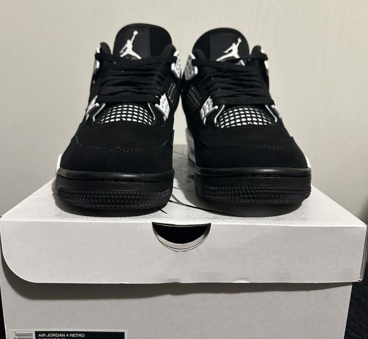 Air Jordan 4 White Thunder