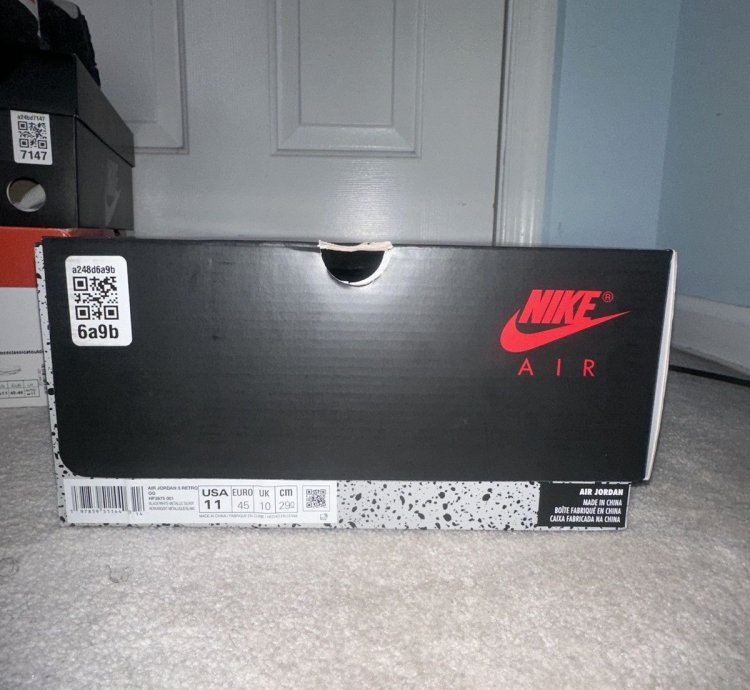 Air Jordan 5 Retro Black Metallic Size-11 Deadstock