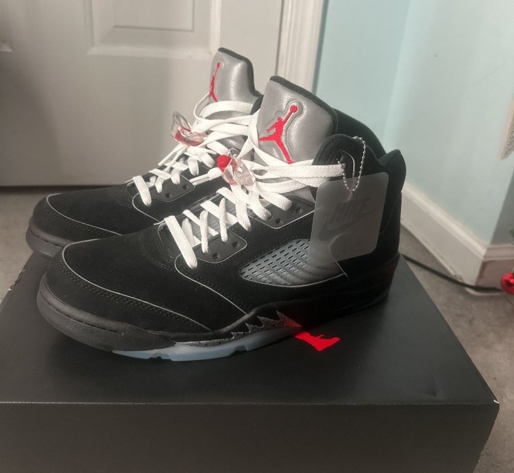 Air Jordan 5 Retro Black Metallic Size-11 Deadstock
