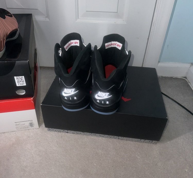 Air Jordan 5 Retro Black Metallic Size-11 Deadstock