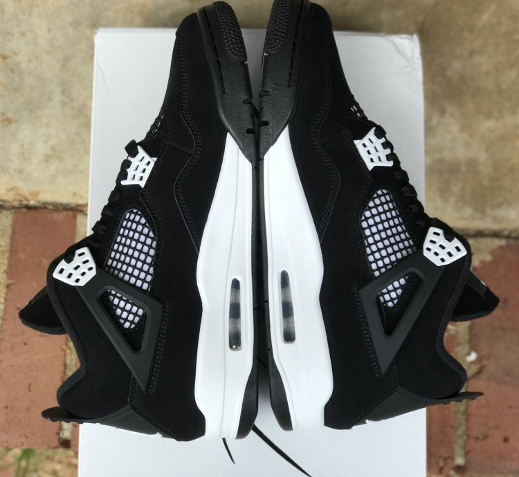 Air Jordan Retro 4 White Thunder Size 11