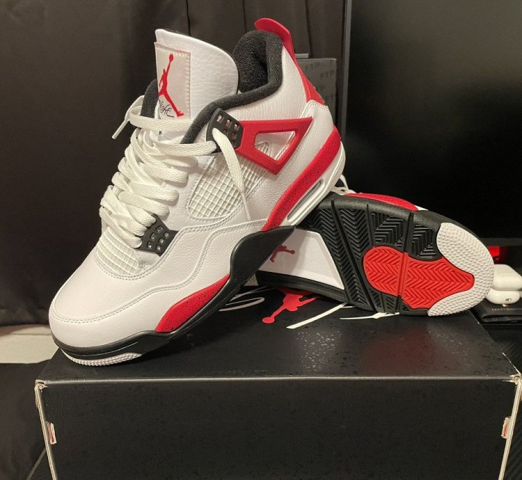DS Size 10 - Nike Air Jordan Retro 4 Red Cement