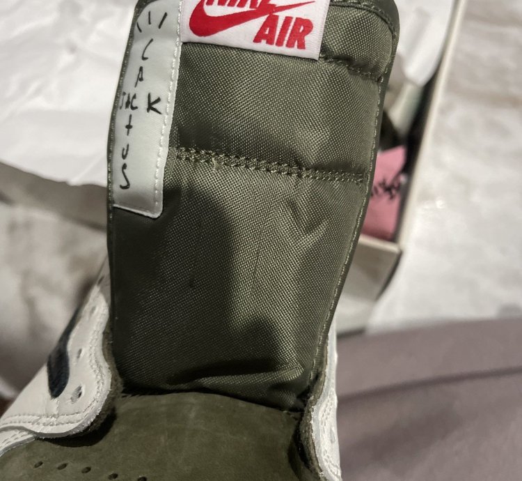 JORDAN 1 LOW TRAVIS SCOTT