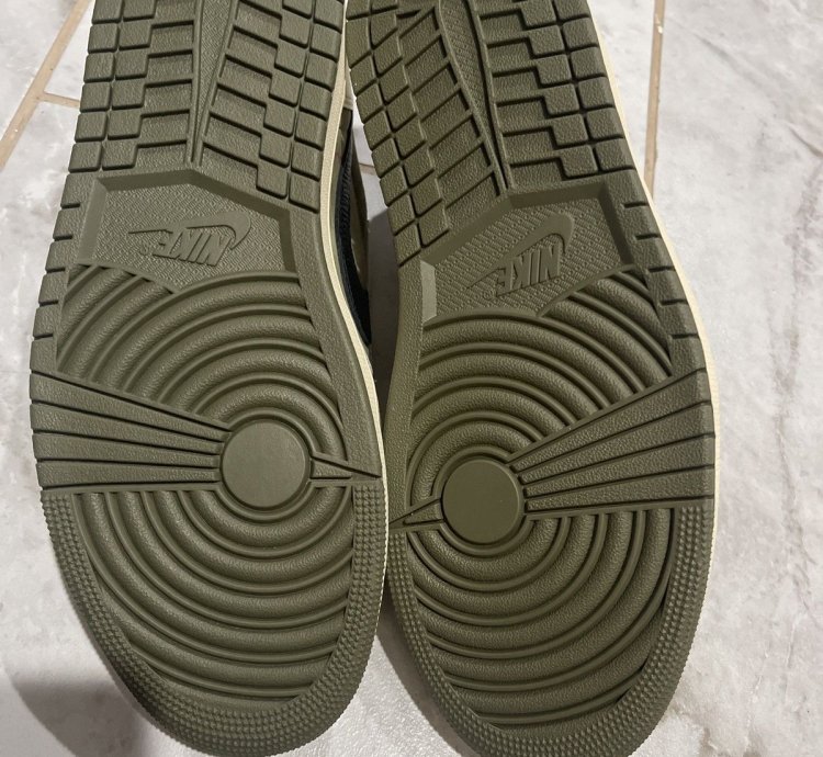 JORDAN 1 LOW TRAVIS SCOTT