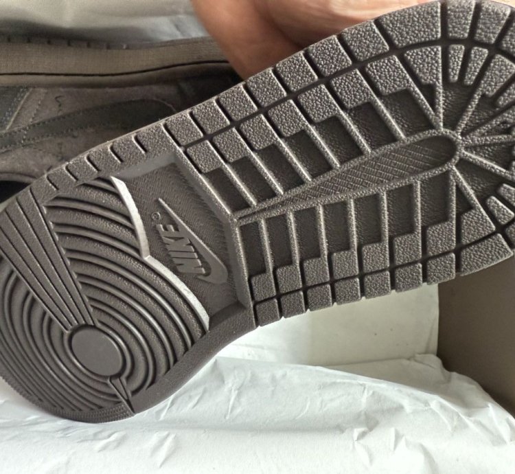 Jordan 1 Low Travis Scott Dark Mocha Velvet Brown
