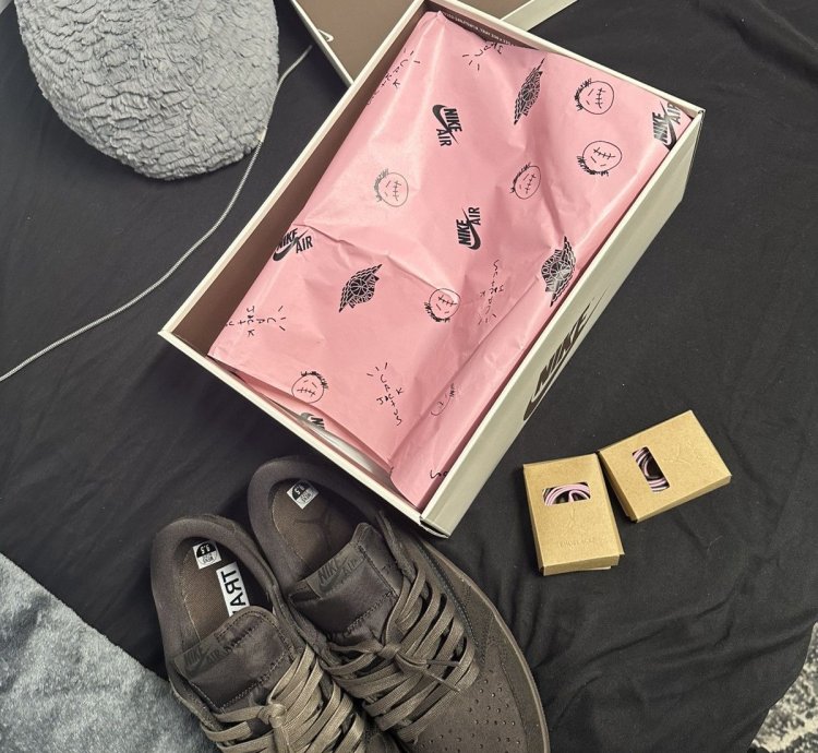 Jordan 1 low Travis Scott Velvet Brown