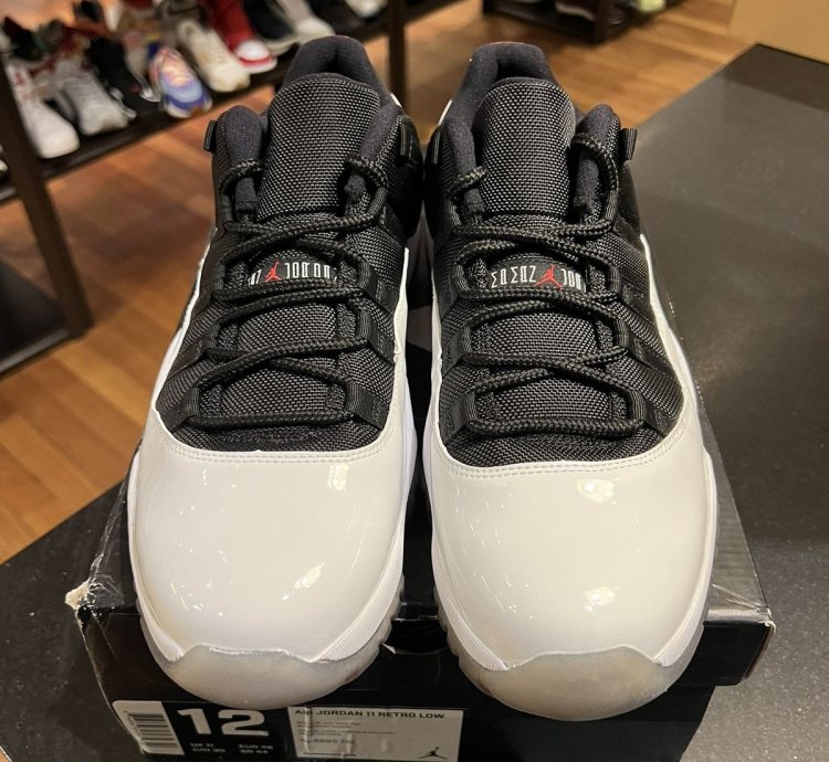 Jordan 11 retro low tuxedo