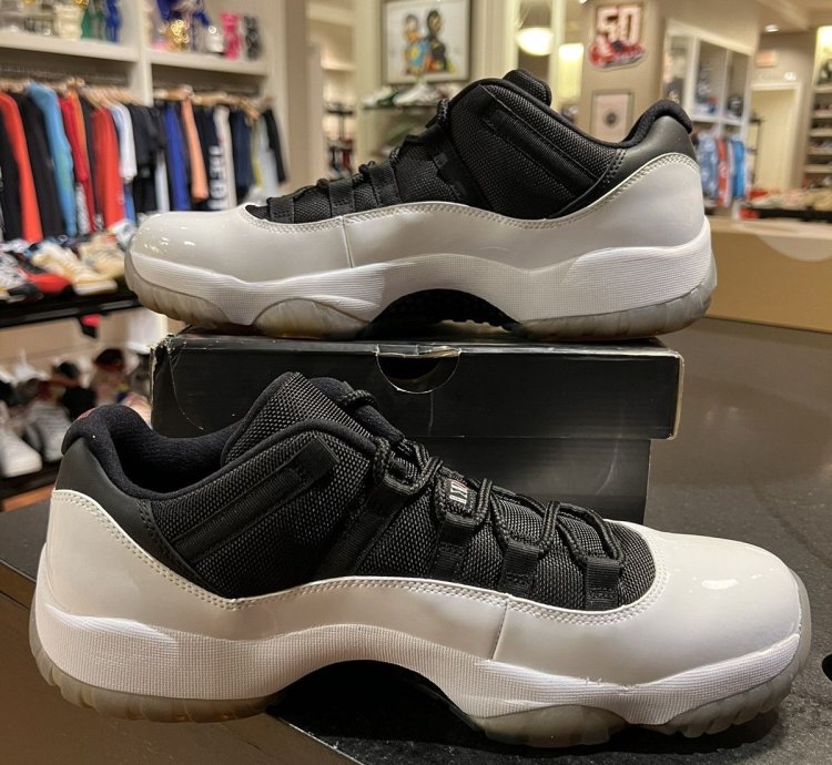 Jordan 11 retro low tuxedo