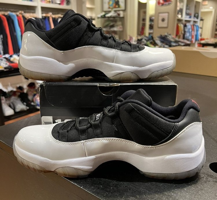Jordan 11 retro low tuxedo