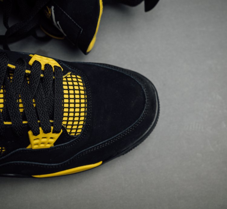 Jordan 4 Retro Thunder (2023)