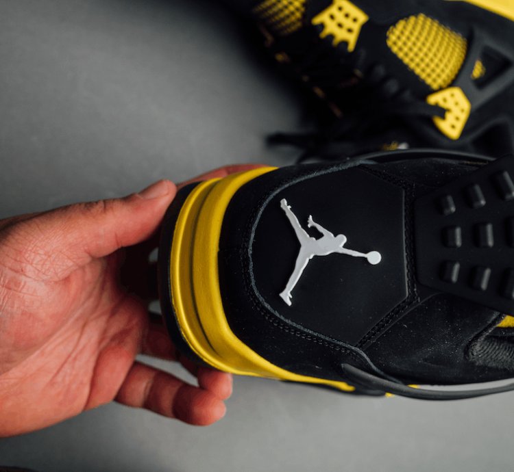 Jordan 4 Retro Thunder (2023)