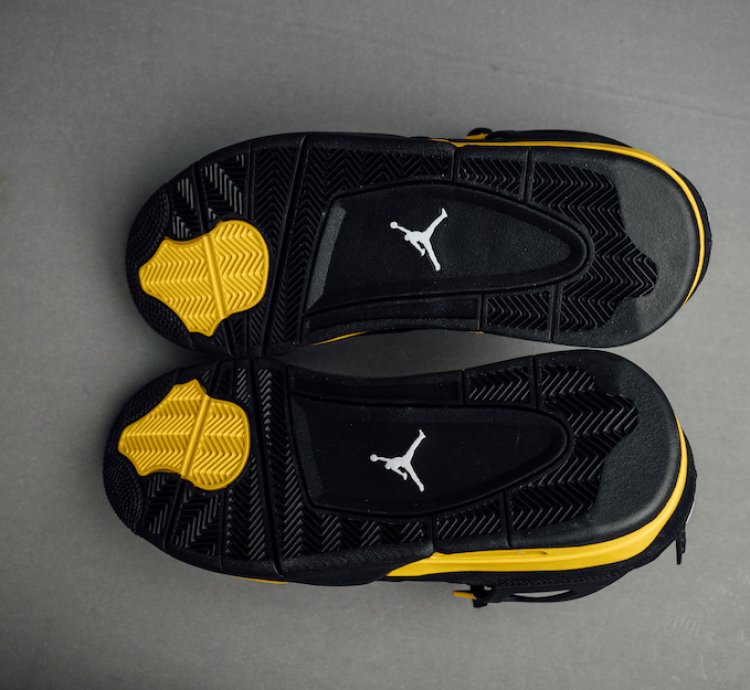 Jordan 4 Retro Thunder (2023)