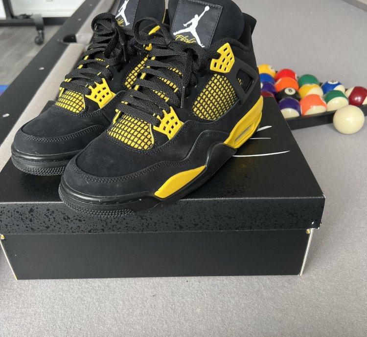 Jordan 4 Thunder (2023) Worn once