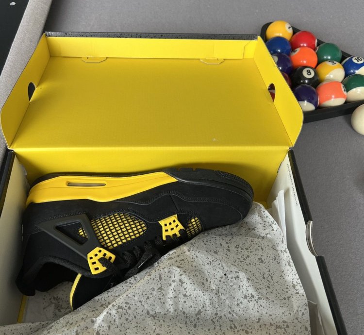 Jordan 4 Thunder (2023) Worn once