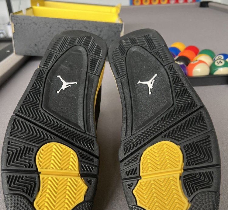 Jordan 4 Thunder (2023) Worn once