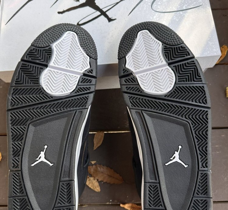 Jordan 4 White Thunder