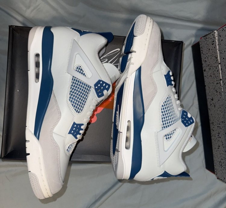 Military blue Jordan 4