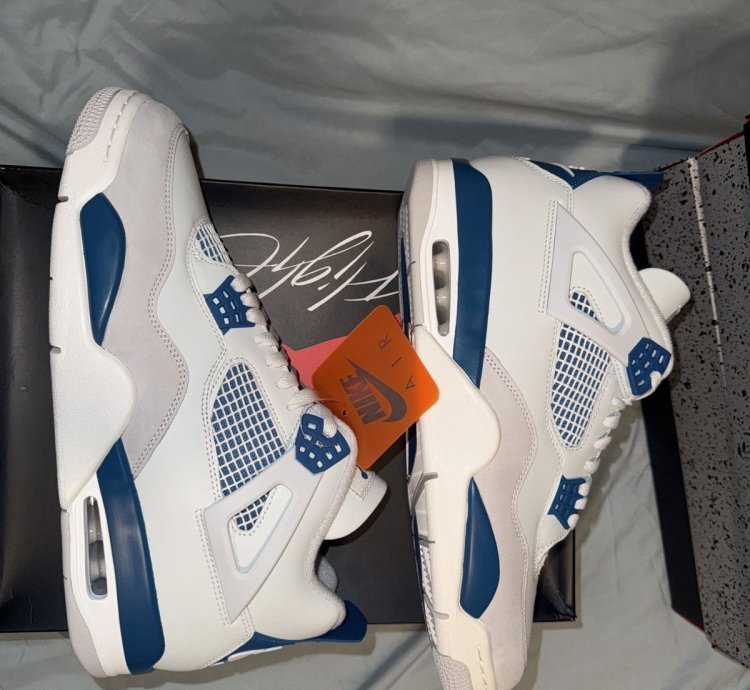 Military blue Jordan 4