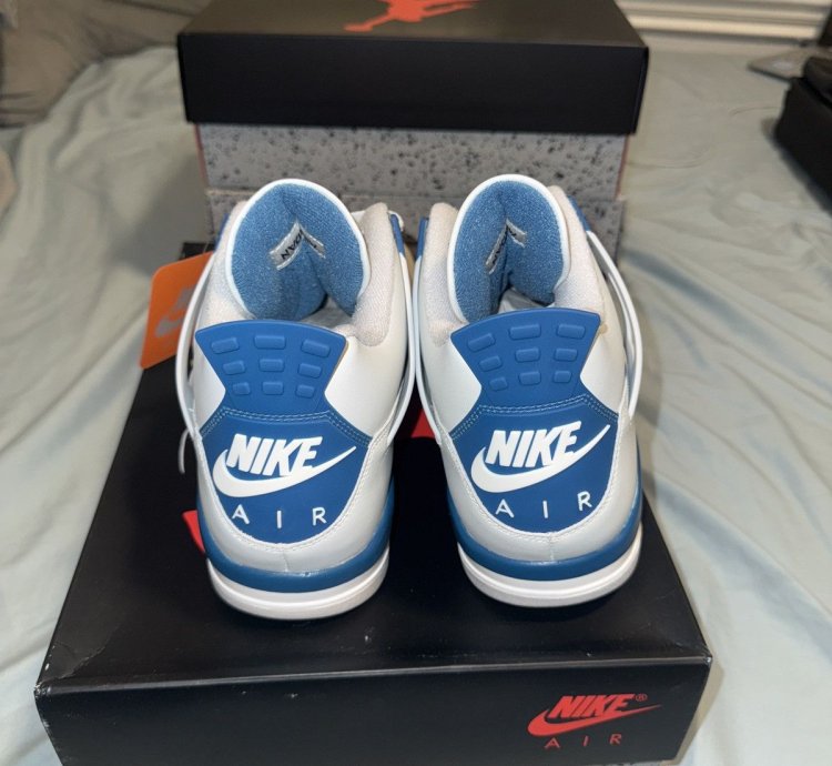 Military blue Jordan 4