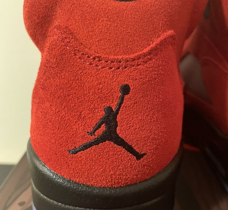 Raging Bull 5s (2021)