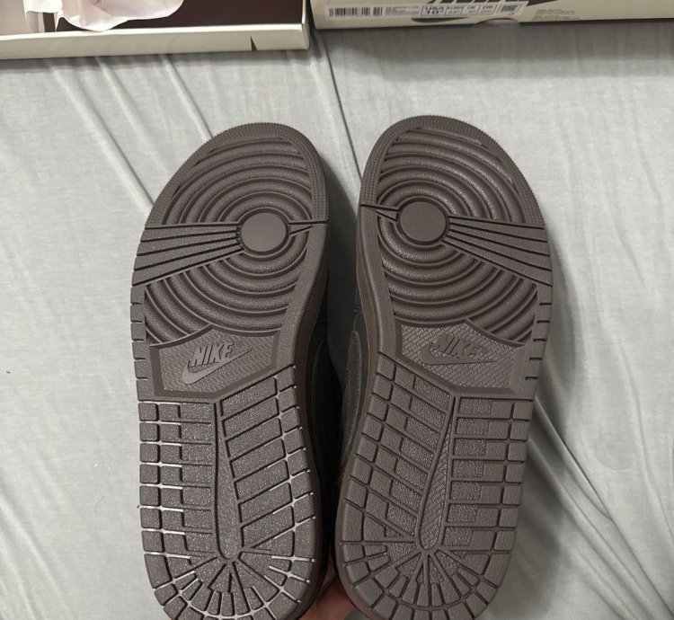 Travis air Jordan 1 low mocha