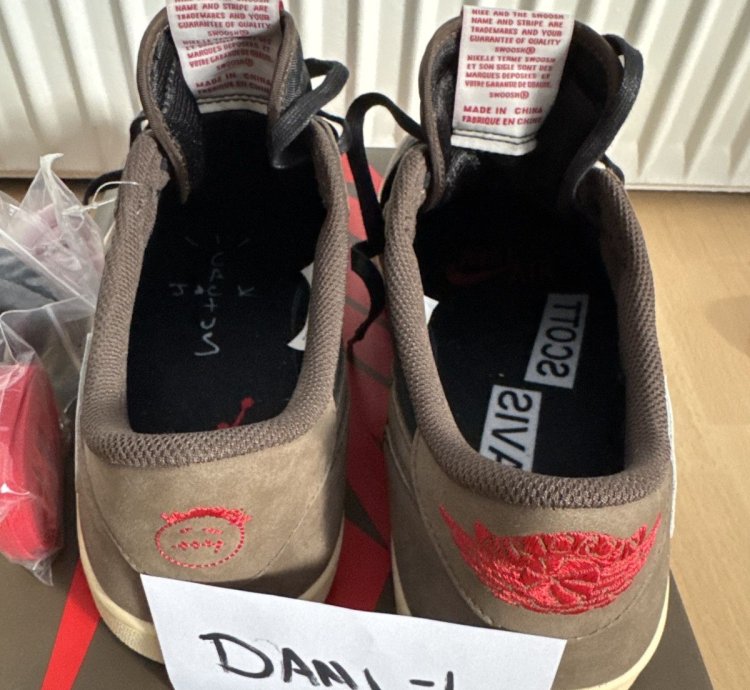 Travis Scott - Air Jordan 1 Low Dark Mocha