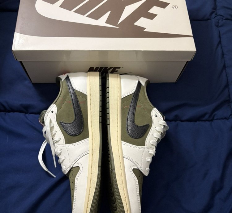 Travis Scott Air Jordan 1 Low - Medium Olive