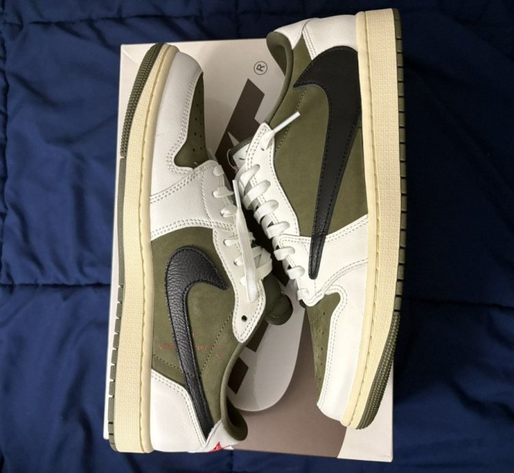 Travis Scott Air Jordan 1 Low - Medium Olive