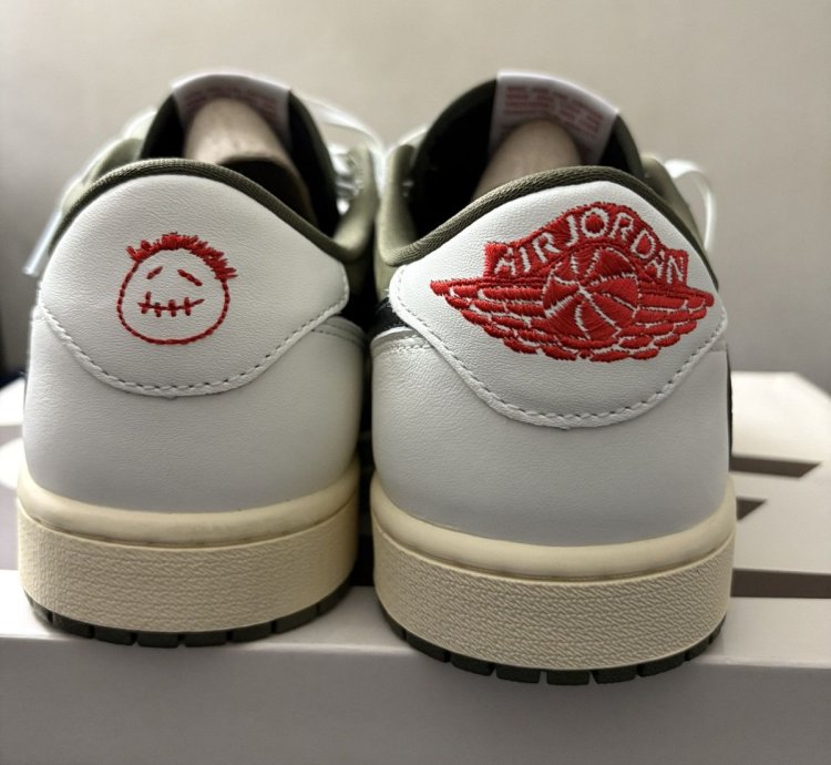 Travis Scott Air Jordan 1 Low - Medium Olive