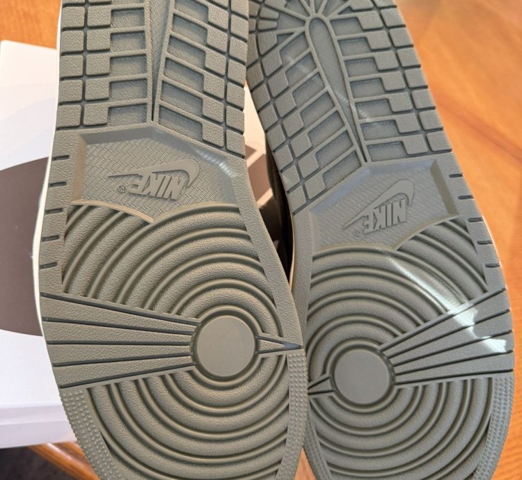 Travis Scott Air Jordan 1 Low Reverse Olive