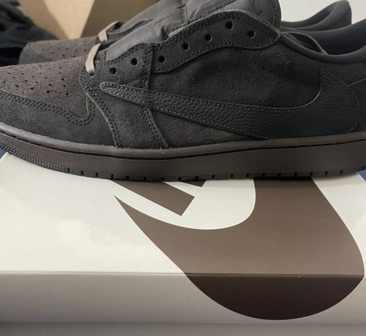Travis scott Jordan one Low velvet browns