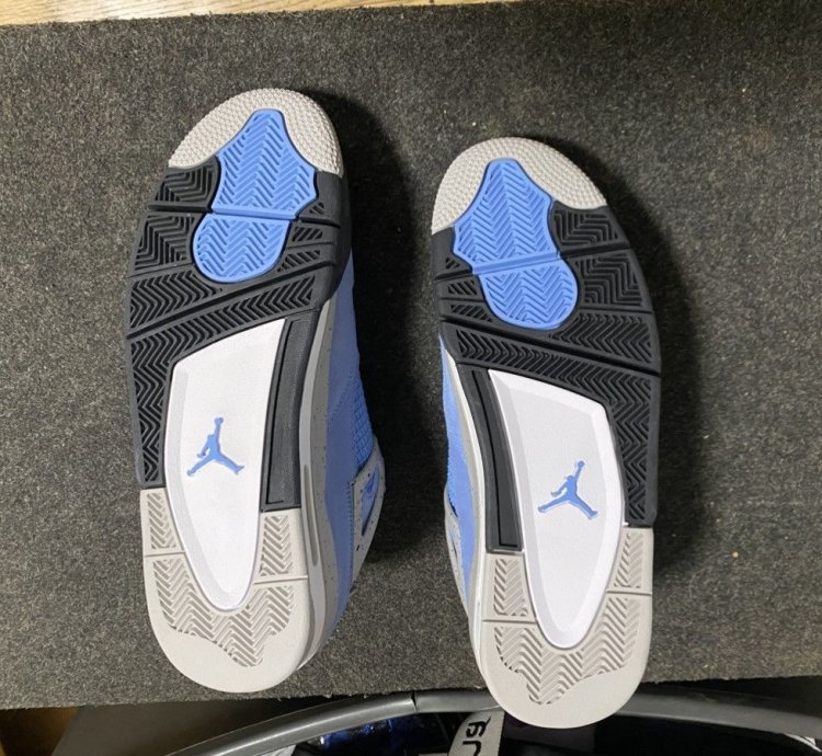 University blue Jordan 4